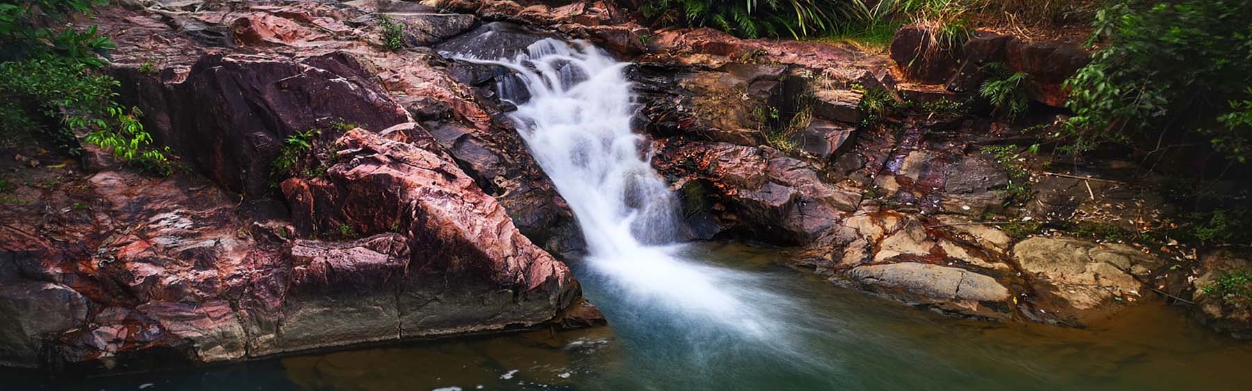 水嗡飞瀑
